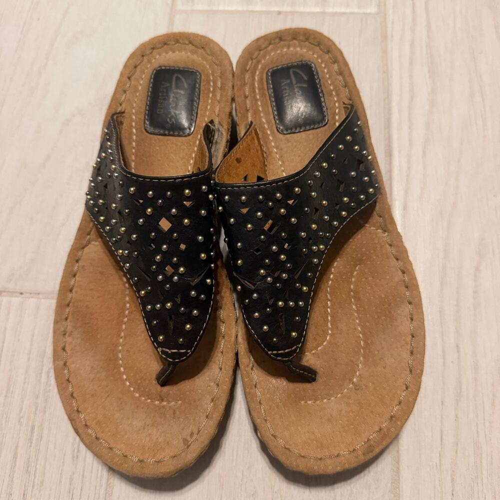 Clarks Artisan Black Studded Leather Thong Sandals Women’s Size 7.5 M Comfort